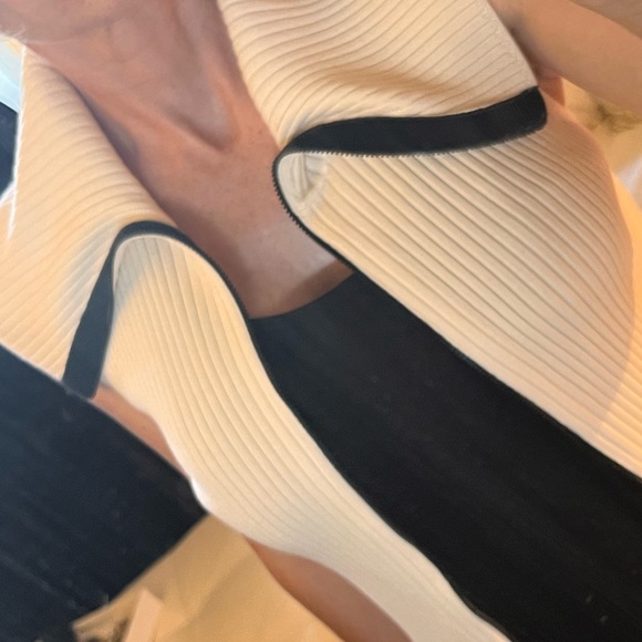 AKRIS PUNTO Vest- off white knit vest with black Euro zipper fits a 2-6 size - Picture 9 of 16